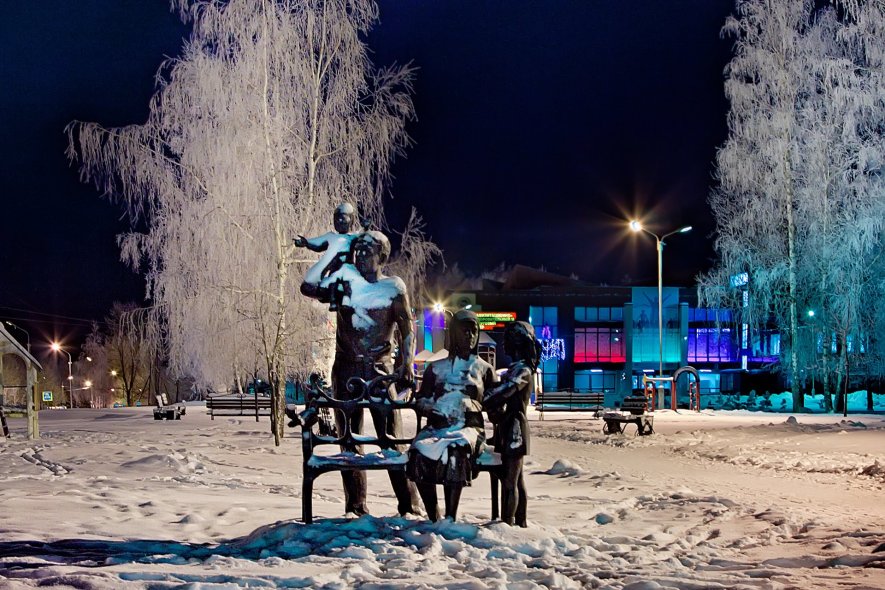 Площадь перед старым деревянным храмом